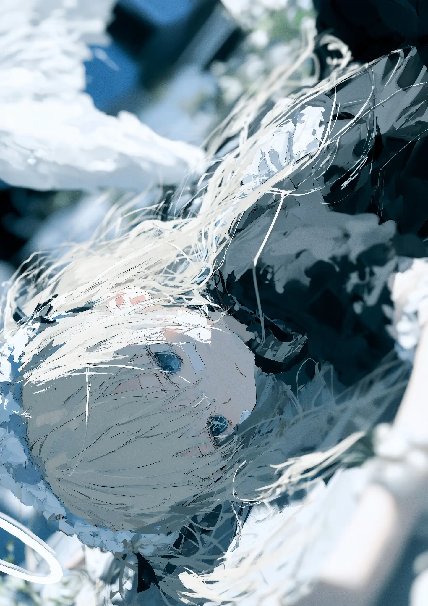 青白い光の中で髪をなびかせる白髪と青い瞳の天使を斜めに描いたイラスト